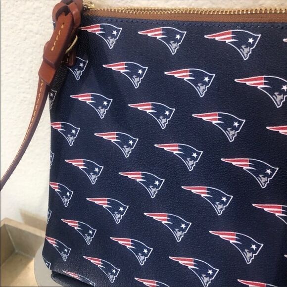 NFL NEW ENGLAND PATRIOTS DOONEY & BOURKE CROSSBODY BAG PURSE NEW - Picture 4 of 7